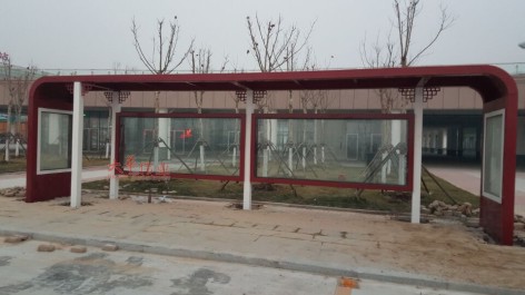 滨州路候车亭安装现场-宣传栏